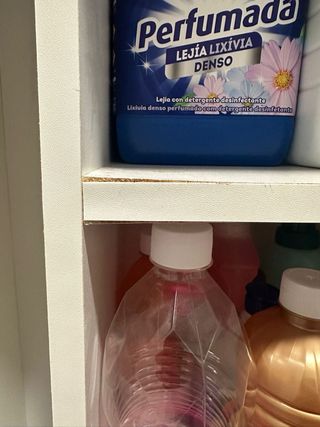 Mueble escobero y útiles de limpieza.