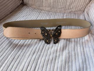 Cinturón de piel con mariposa
