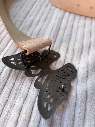Cinturón de piel con mariposa