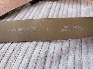 Cinturón de piel con mariposa