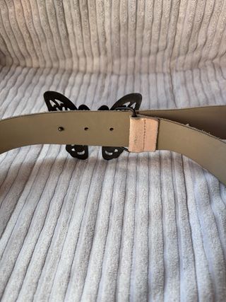 Cinturón de piel con mariposa