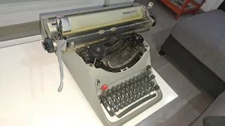 Máquina de escribir Olivetti antigua con 80 años