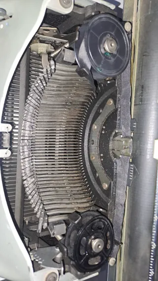 Máquina de escribir Olivetti antigua con 80 años