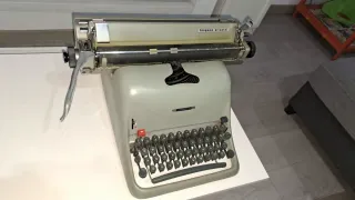 Máquina de escribir Olivetti antigua con 80 años