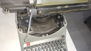 Máquina de escribir Olivetti antigua con 80 años