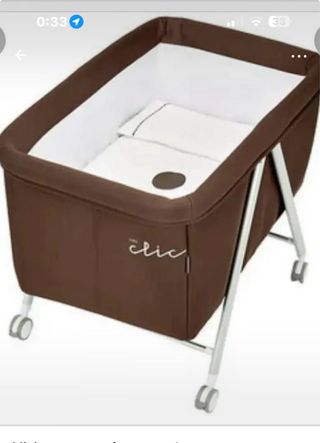 Minicuna marrón con ruedas