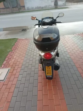 Kymco People 50cc Scooter + 2 Cascos