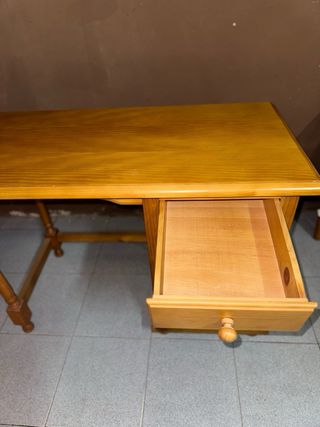 Escritorio de madera con cajones