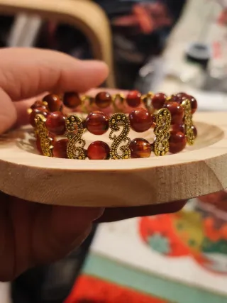 Pulsera de cuentas doradas y rojas