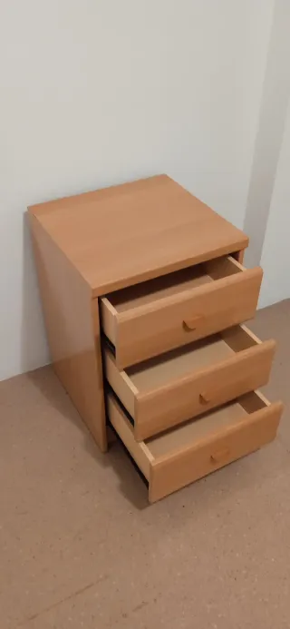 Mesa de noche de madera