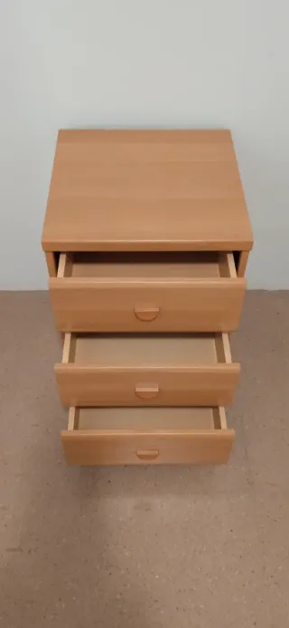 Mesa de noche de madera