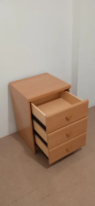 Mesa de noche de madera