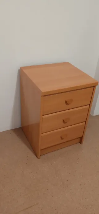 Mesa de noche de madera