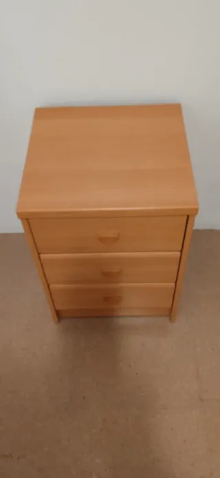 Mesa de noche de madera