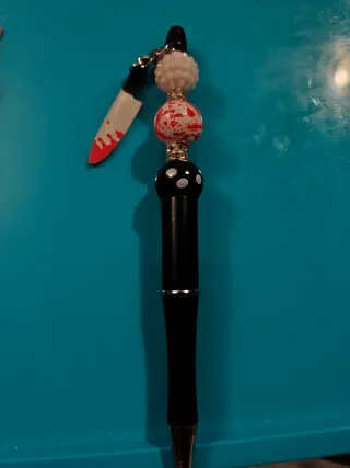 Bolígrafo con adorno de cuchillo