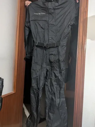 Mono de moto negro de agua