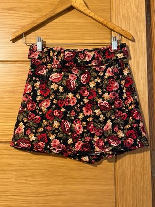 Falda pantalón floral con cinturón