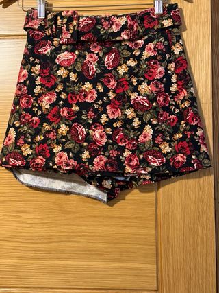Falda pantalón floral con cinturón