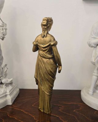 Escultura de metal dorada