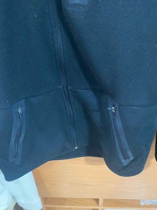 Sudadera con cremallera y capucha negra
