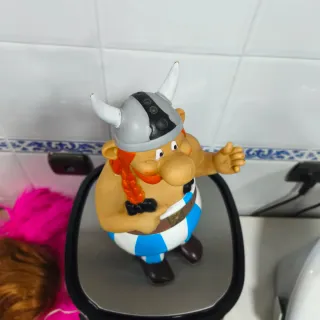 ANTIGUA HUCHA EN PLASTICO DURO DE OBELIX VIAL SPAI