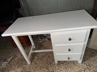Escritorio blanco de madera con cajones