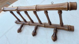 Perchero de pared, de madera torneada.
