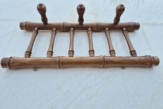 Perchero de pared, de madera torneada.