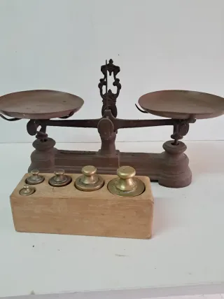 Balanza antigua con pesas de bronce