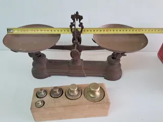 Balanza antigua con pesas de bronce