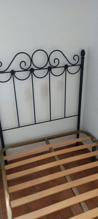 Cabecero de madera marrón