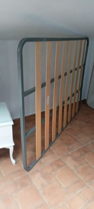 Cabecero de madera marrón