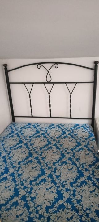 Cabecero de madera marrón