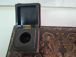 Escribanía antigua cuero repujado