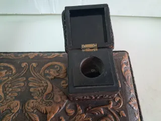 Escribanía antigua cuero repujado