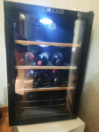 Vinoteca Negra con Puerta de Cristal