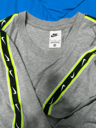 Camiseta Nike Gris con Logo