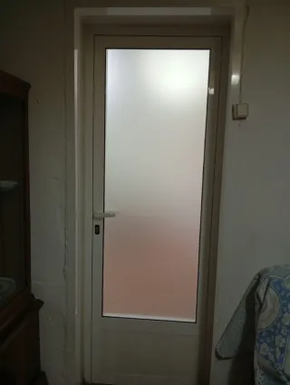 Puerta cristal aluminio con manivela