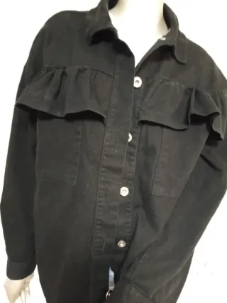 Chaqueta vaquera negra con volantes