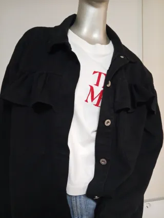 Chaqueta vaquera negra con volantes
