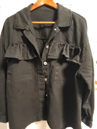 Chaqueta vaquera negra con volantes