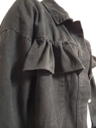 Chaqueta vaquera negra con volantes