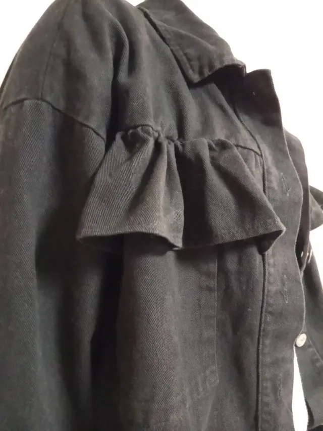 Chaqueta vaquera negra con volantes