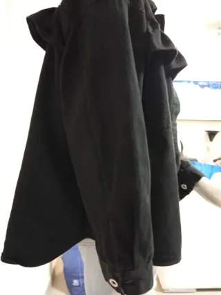 Chaqueta vaquera negra con volantes