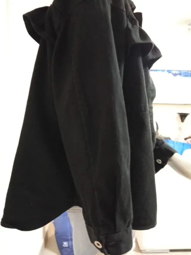 Chaqueta vaquera negra con volantes