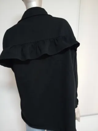 Chaqueta vaquera negra con volantes