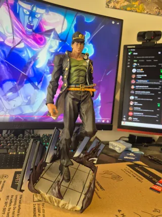 Figura de Jotaro pintado a mano