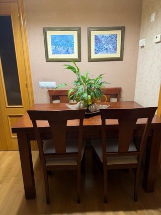 Mesa de comedor de madera