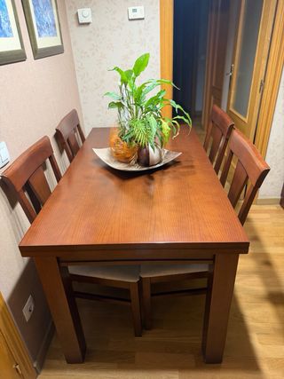 Mesa de comedor de madera
