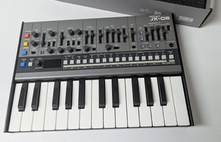 Roland JX-08 con Teclado K25M